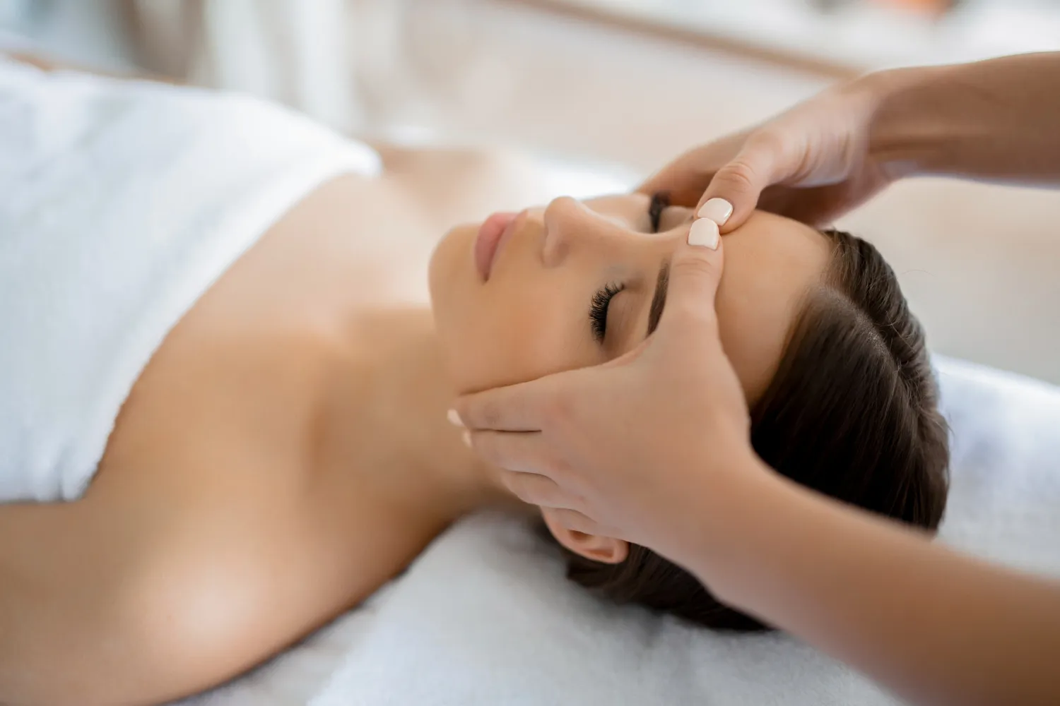 Massage du visage relaxant By-Magali pour femme allongée, ambiance bien-être à Plaisance-du-Touch
